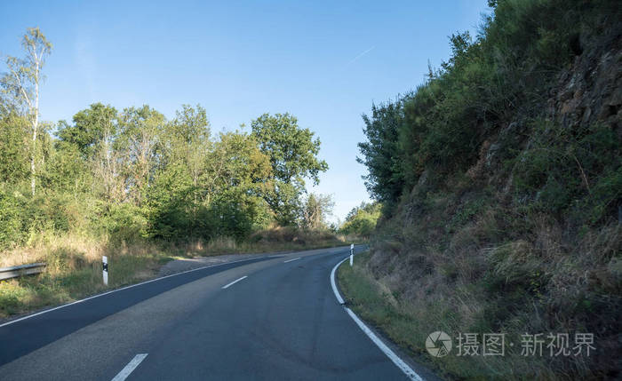 德国莫赛尔附近的一条陡峭的山路