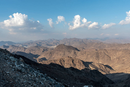 阿联酋山景从瓦迪阿尔科尔到布拉克大坝最高的地方大约800米