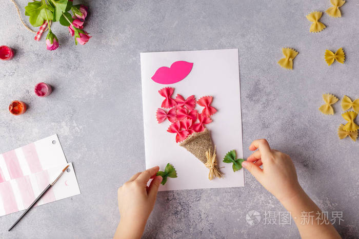 母亲节或生日的纸工艺品.