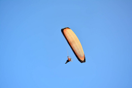 滑翔伞在天空中