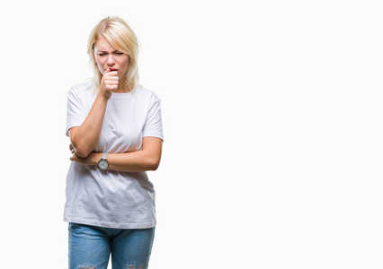 年轻漂亮的金发女人穿着白色T恤，在孤立的背景下感到不适，咳嗽是感冒或支气管炎的症状。 医疗保健概念。