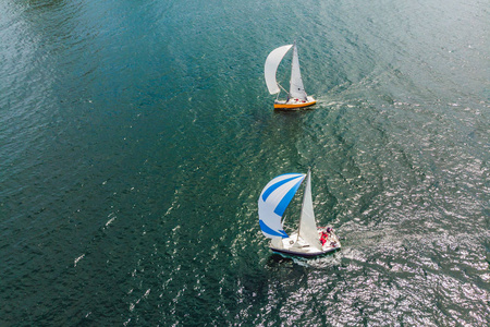 帆船赛马会。系列游艇和船舶。无人机照片
