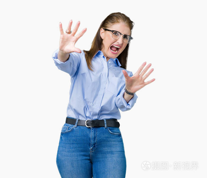 女性戴着眼镜,在孤立的背景下害怕和恐惧,表情恐惧,停止用手做手势