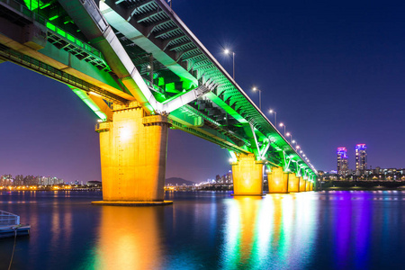 韩国首尔的Chongdam桥或Chongdamdaegyo是汉江桥。