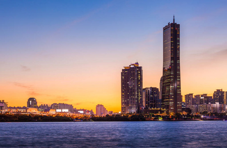 韩国日落后首尔市和摩天大楼Yeouido。