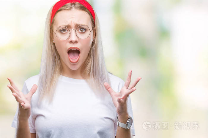 发女人戴着眼镜在孤立的背景上疯狂和疯狂的喊叫和喊叫咄咄逼人的表情