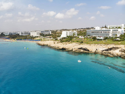 塞浦路斯美丽的海岸线地中海绿松石色。 地中海海岸的房子。 有海滩的旅游小镇。 暑假在海上。 塞浦路斯