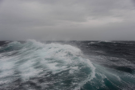 白天美丽的暴风雨海