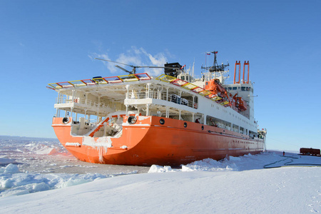 探险船在冰上图片