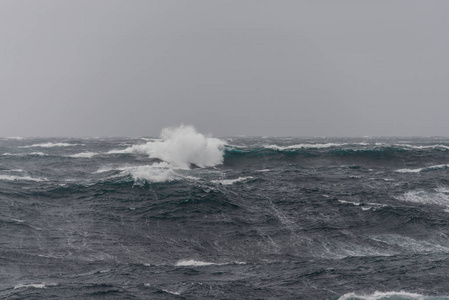 白天美丽的暴风雨海