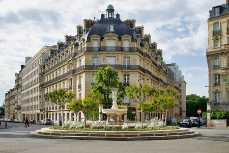 法国巴黎2018年5月26日城市中心街道之一的历史建筑。