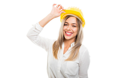 美丽的商务女性，穿着黄色的硬帽，微笑着，白色背景，带有复印空间广告区域