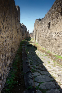 意大利庞贝古城有破墙的狭窄街道