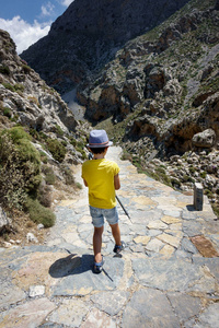 希腊克里特山上步行小男孩的后景