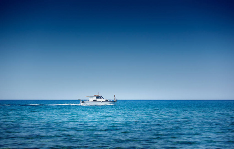 希腊克里特海上的豪华游艇