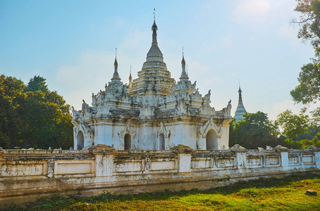 这座华丽的白色寺庙和佛塔的历史德萨达塔亚建筑群，位于缅甸阿瓦Inwa的农田之间。