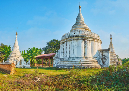 德萨达塔亚古老的白色寺庙装饰复杂的雕刻和镀金的hti伞，传统的缅甸建筑，阿瓦Inwa，缅甸..
