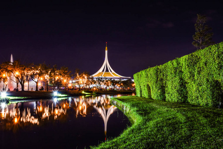 泰国曼谷SuanLuangRamaIX公共公园夜间Rajamangala厅