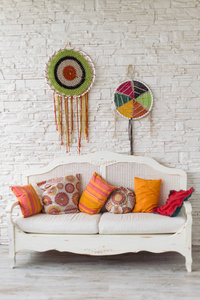 灯笼和带枕头的舒适沙发。 客厅内部和家居装饰概念。 调色图像