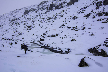 冬季日落时，位于阿维拉的格雷多斯山脉的雪山