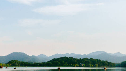 望中国杭州西湖边有山的船只图片