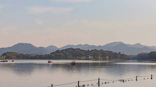 望中国杭州西湖边有山的船只