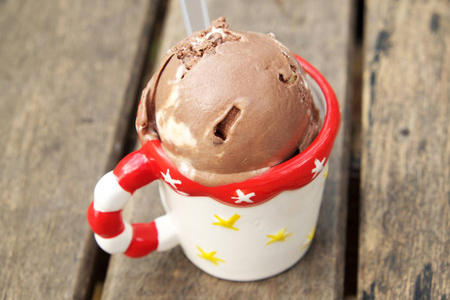 木制地板上的甜巧克力冰淇淋