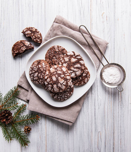一张旧木桌上的圣诞脆巧克力饼干