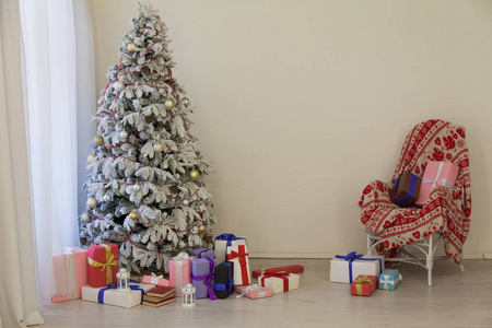 圣诞树在白色房间的内部礼物新年假期