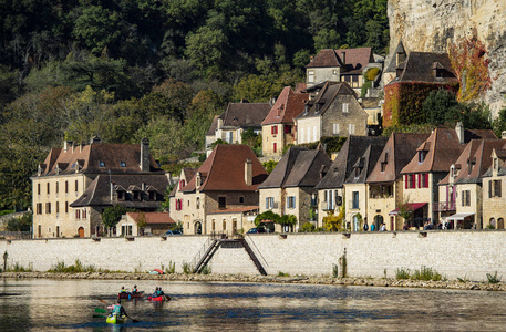 法国最美丽的乡村之一，是法国多尔多涅地区最受欢迎的旅游胜地