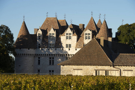 蒙巴齐拉克城堡，历史纪念碑，甜肉毒葡萄酒已在法国蒙巴齐拉克制造