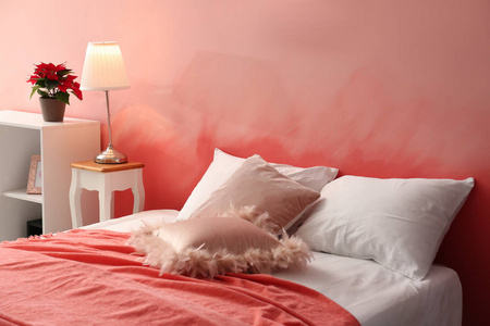 室内，靠近粉红色墙壁的舒适床