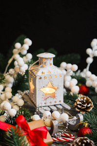 圣诞节仍然生活与灯笼礼盒和圣诞装饰的木制背景。