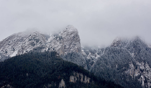 云雾缭绕的雪山景观