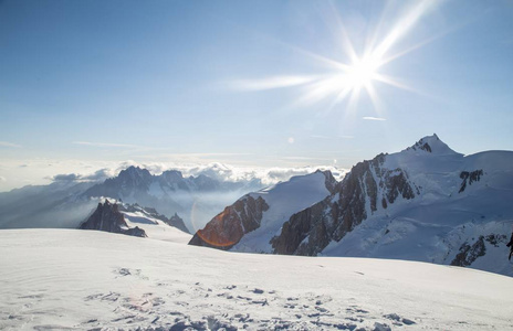 蒙布朗在白天的夏蒙尼克斯阿尔卑斯山的景色