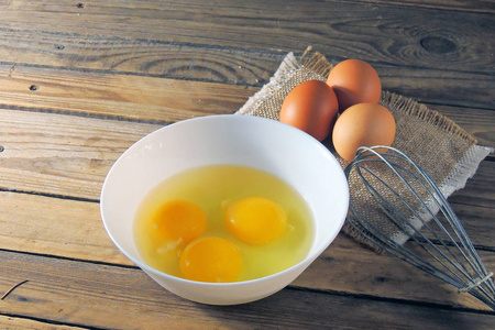 碎鸡蛋放在碗里，搅拌机和木底壳