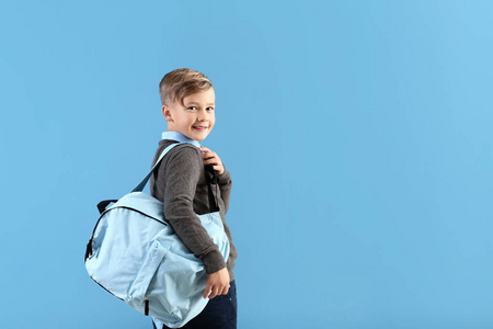 可爱的小男生带着彩色背景背包