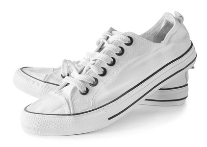 白色背景上的一双时尚运动鞋