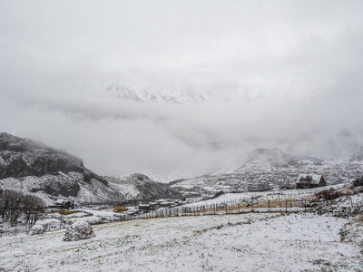 佐治亚州雪山上的卡兹贝吉村。 全景图