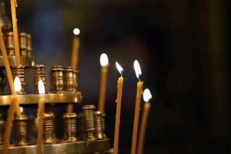 在希腊东正教教堂里燃烧蜡烛