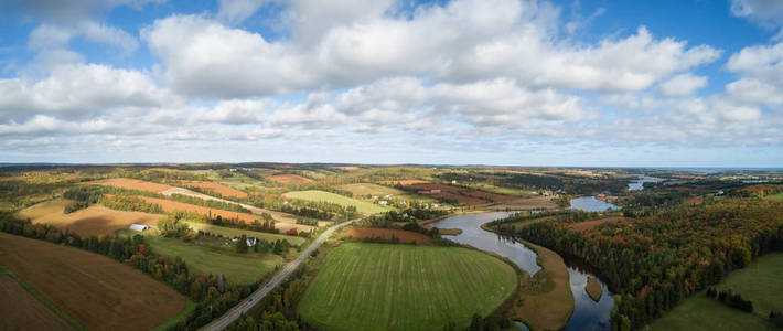 晴天时农场田野的空中全景景观。 靠近新格拉斯哥王子爱德华岛加拿大。