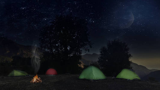 夜比武亚克在群山中，米利昂星酒店在夜空下，红色照明帐篷在阿尔卑斯山的通行证上