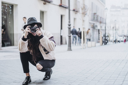 马德里市街上一个带照相机的女人