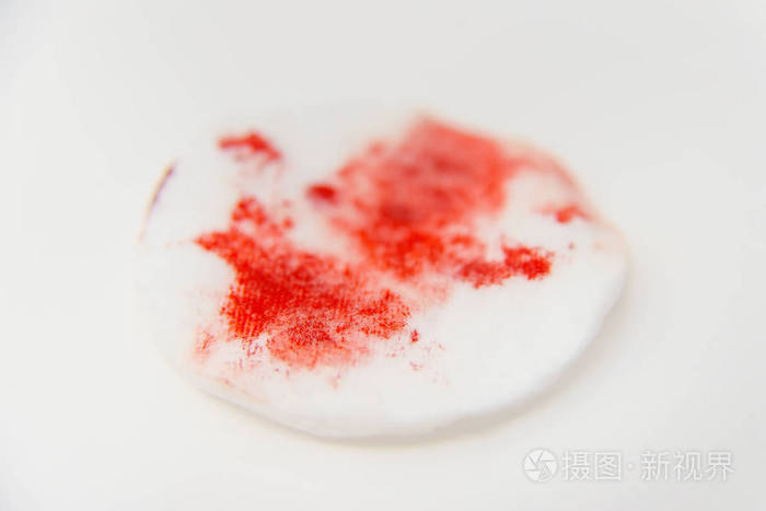 带血的棉花盘带有红色血液痕迹的棉花盘棉花海绵上的旧干血伤口后的