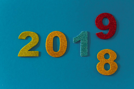 蓝色背景下的2019年新年快乐