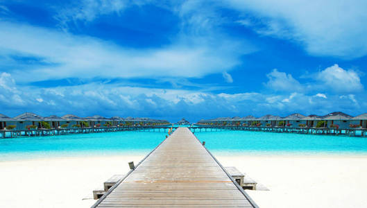 白天马尔代夫热带海滩风景图片