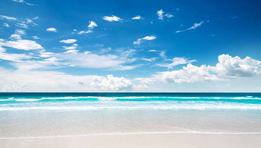 马尔代夫白天热带海滩风景
