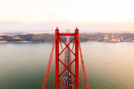 四月25日大桥的鸟瞰图是一座钢吊桥，位于葡萄牙里斯本，跨越塔格斯河。