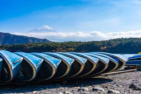 秋季日本大林湖边有船和枫叶树的富士山美景