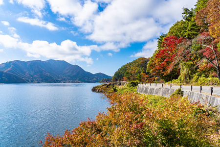 秋日日本山田镇川光湖周围美丽的风景